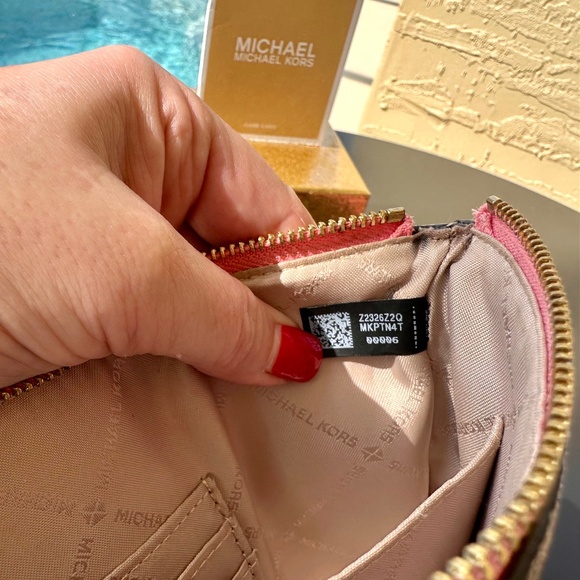 Michael Kors, Large Zip 2 in 1 Card Case and Wristlet - Picture 10 of 11